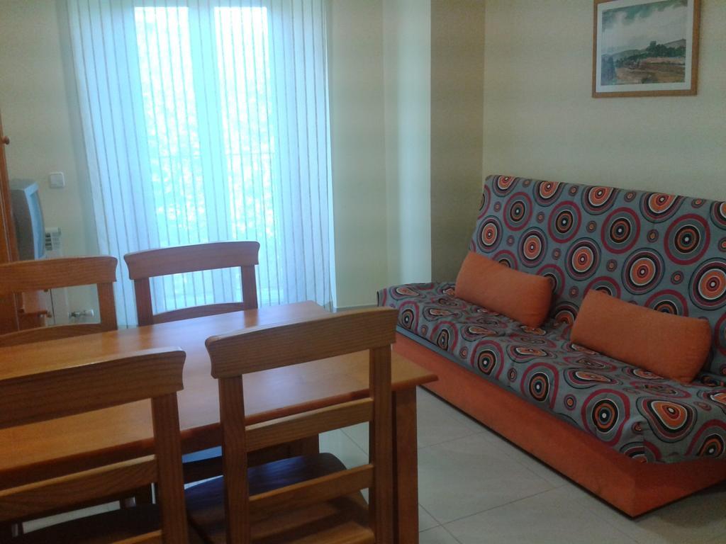 Apartamentos Fonda Finet Sant Felíu de Pallarols الغرفة الصورة