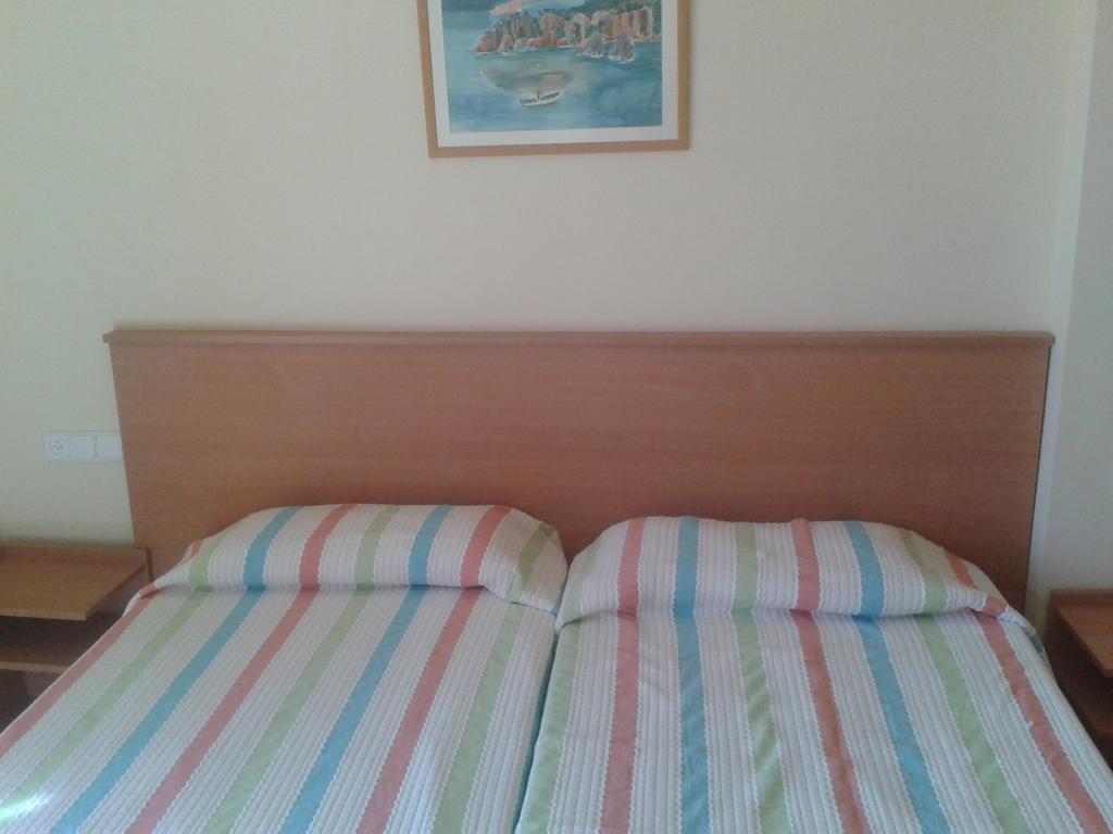 Apartamentos Fonda Finet Sant Felíu de Pallarols الغرفة الصورة